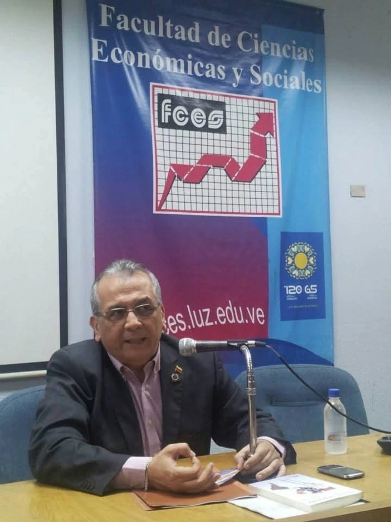 Rodrigo Cabezas enseñando en el aula universitaria